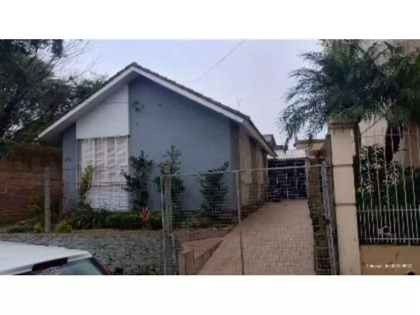 Casa com 242m² de terreno e 75m² de área construída