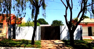 Casa padrão com 2 quartos, 2 banheiros, área construída 141,82m², imóvel ocupado