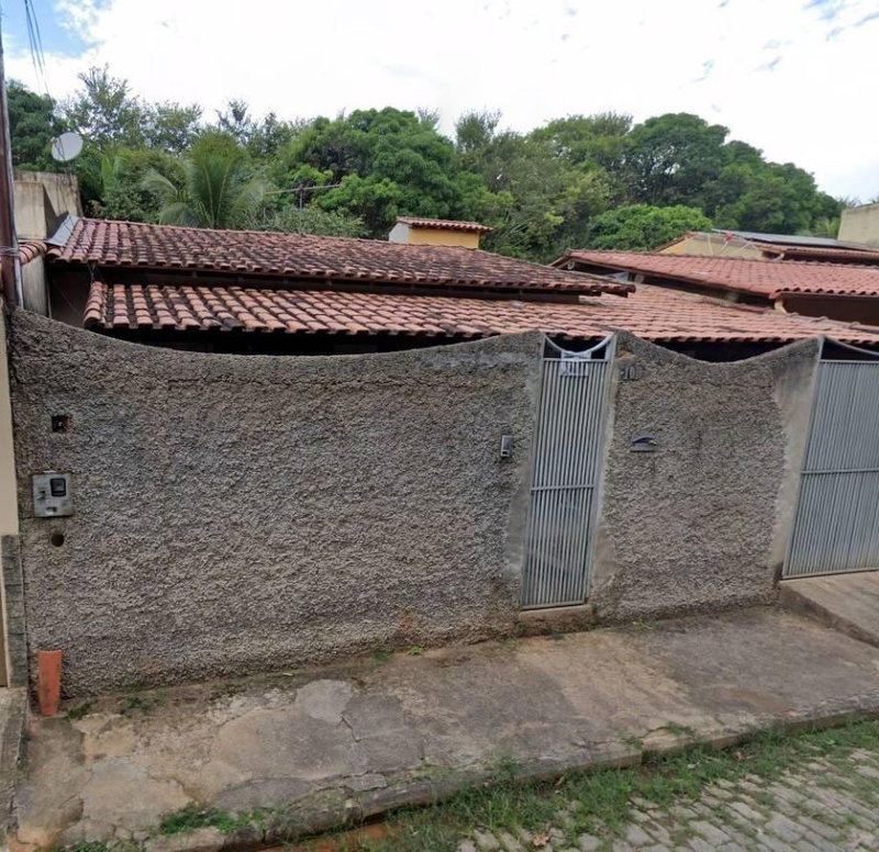 Casa 2 dormitórios com 46m² em terreno de 200m² em Leopoldina-MG