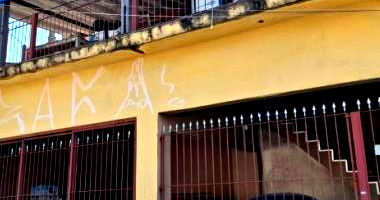 Casa com 3 quartos, 2 banheiros e 190m² construída, desocupada