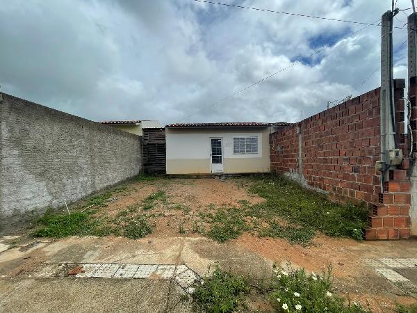 Casa com 2 quartos, banheiro, sala, cozinha, área de serviço e 1 vaga