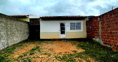 Casa com 2 quartos, banheiro, sala, cozinha, área de serviço e 1 vaga