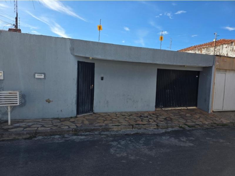 Casa com 3 quartos, 2 banheiros, 275m², ocupada, garagem para 4 carros