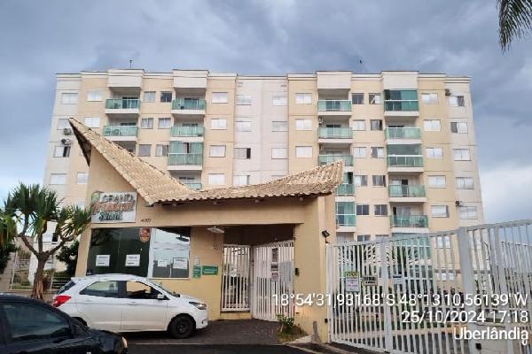 Apartamento com 2 Quartos e 1 Vaga em Uberlândia