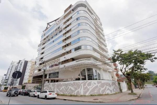 Apartamento com 3 suítes em Joinville