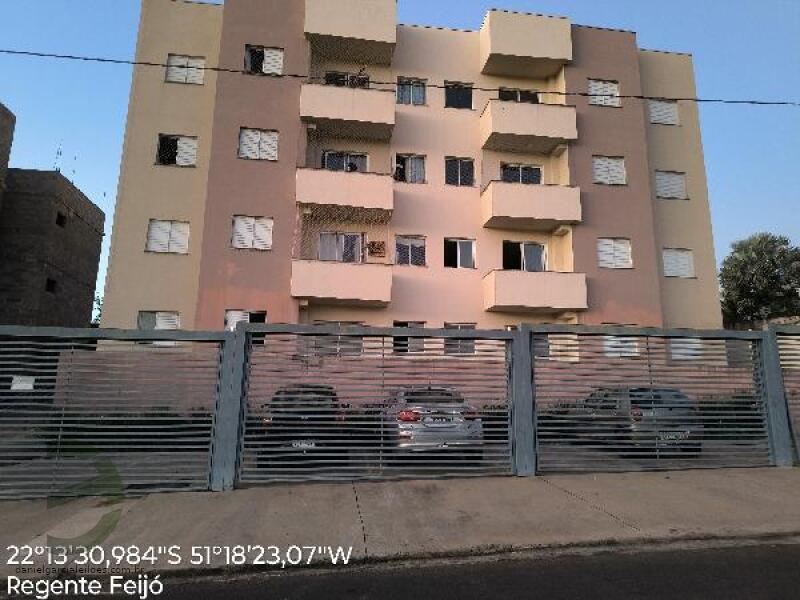 Apartamento 2 Quartos com Varanda e 2 Banheiros em Condomínio