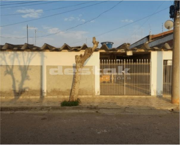 Casa com quintal e garagem em Limeira/SP