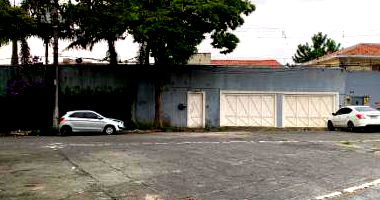 Casa espaçosa com 451m² construída e terreno de 962m², ocupada