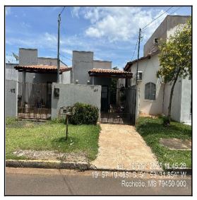 Casa com 2 quartos, banheiro, área de serviço e 1 vaga