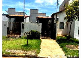 Casa com 2 quartos, banheiro, área de serviço e 1 vaga
