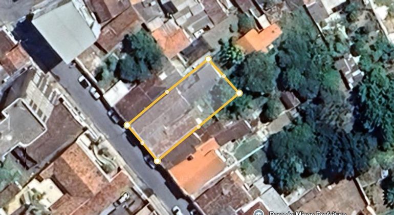 Terreno com 548m² e casa em Pará de Minas