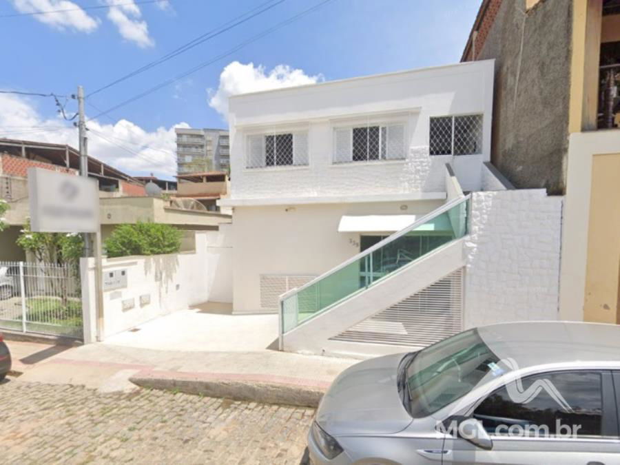 Casa no pavimento superior com 3 quartos e 1 suíte em Carangola