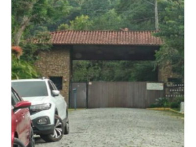 Casa ocupada com 408,36m² construídos