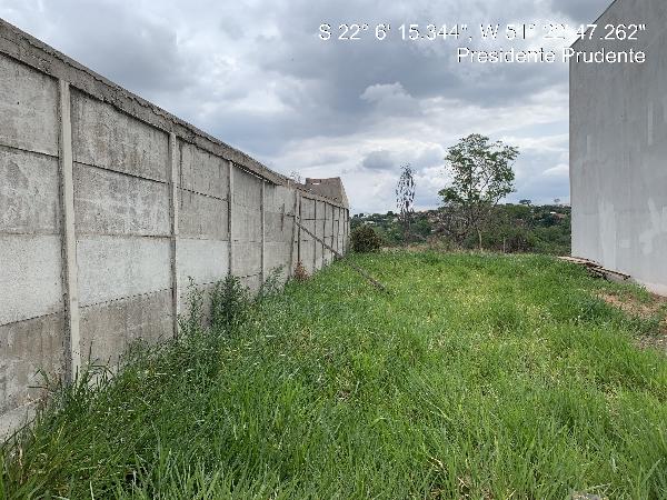 Terreno com 160m² em área residencial, desocupado