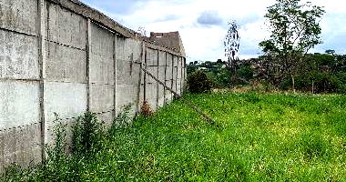Terreno com 160m² em área residencial, desocupado