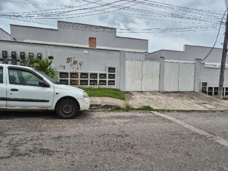 Casa com 1 quarto, 1 banheiro e 1 vaga de garagem