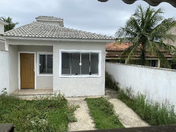 Casa com 2 quartos, 2 banheiros, varanda e 1 vaga de garagem