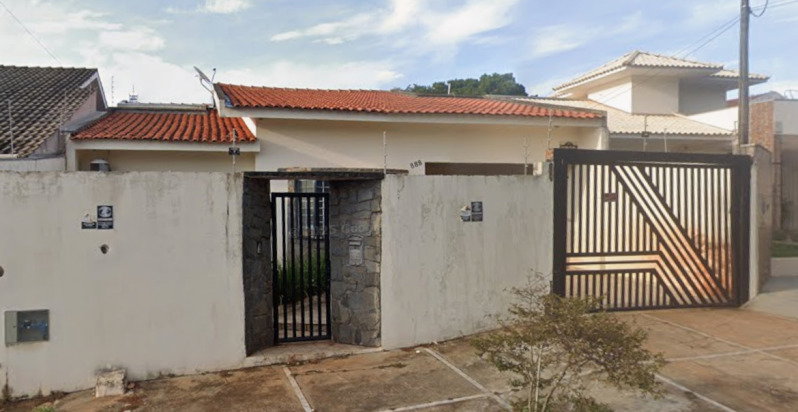 Casa com 3 quartos, 2 banheiros e garagem para 2 carros