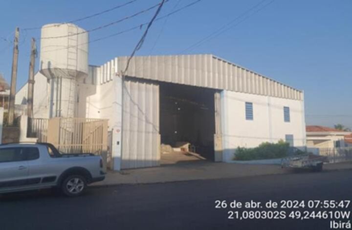 Galpão comercial com 2 banheiros, escritório e depósito, alugado