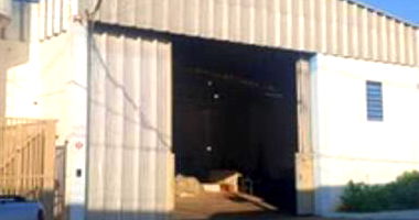 Galpão comercial com 2 banheiros, escritório e depósito, alugado