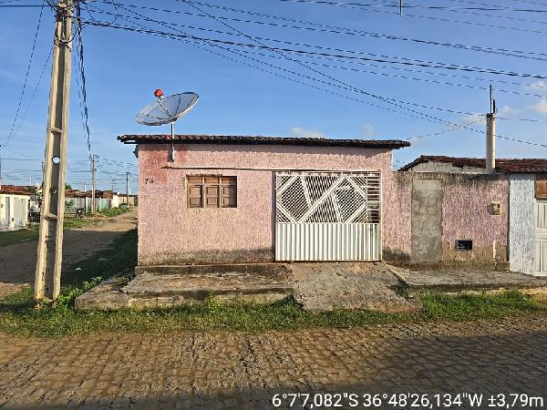 Casa 2 quartos, 1 banheiro, 1 vaga, 75.63m² construída, desocupada