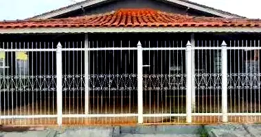 Espaçosa Casa de 223 m² com Garagem e Desocupada