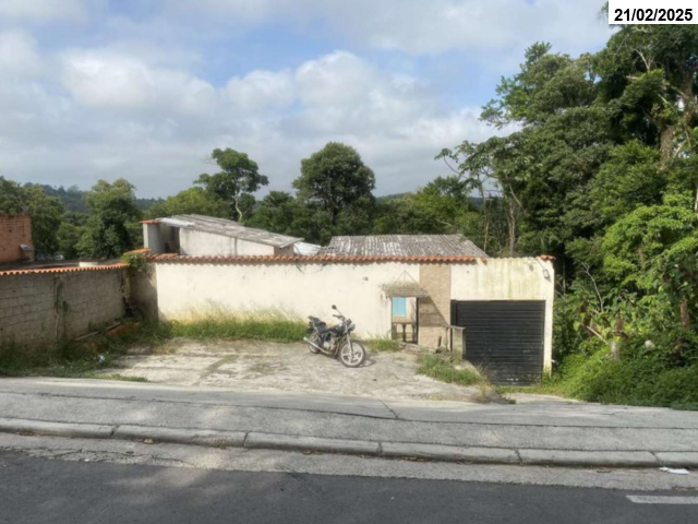 Casa com 208m² e terreno de 620m², necessita reparos