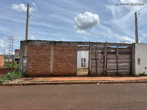 Casa com 2 quartos, 1 banheiro e área de serviço