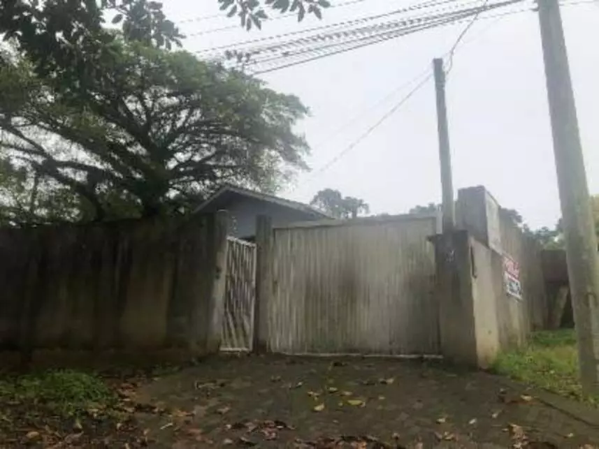 Casa padrão ocupada com 3 quartos, 2 banheiros e 2 vagas