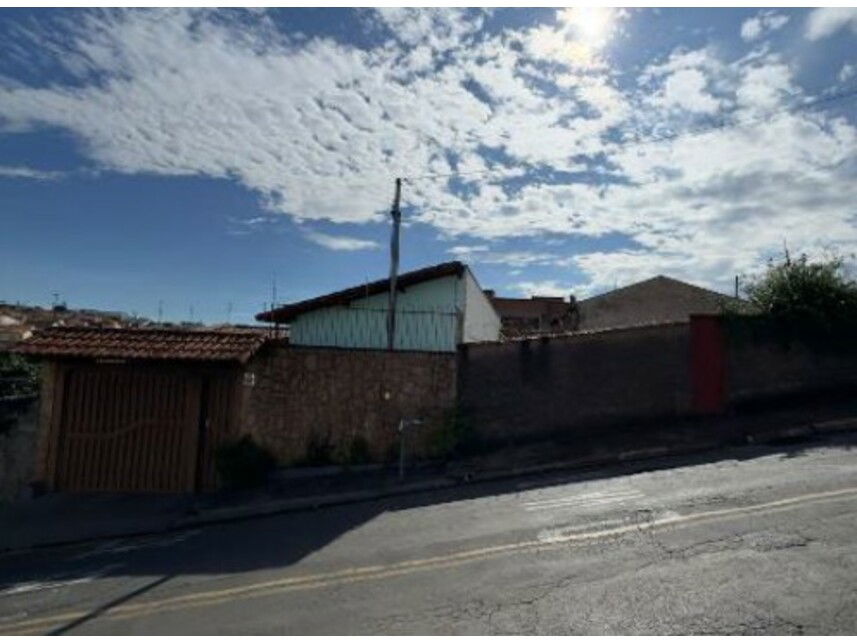Casa desocupada com 354,60m² de terreno em São Sebastião do Paraíso