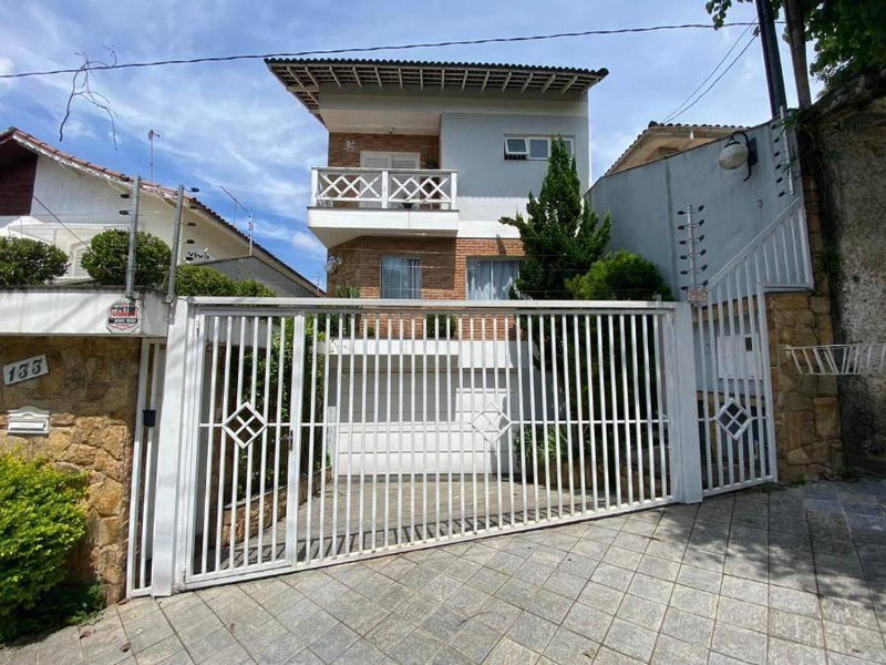 Casa 4 dorms, 2 banheiros, 295,61 m², ocupada