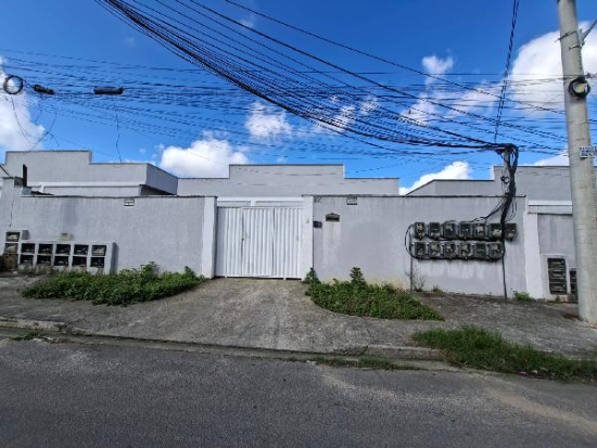 Casa ocupada com 1 quarto, 1 banheiro e 1 vaga