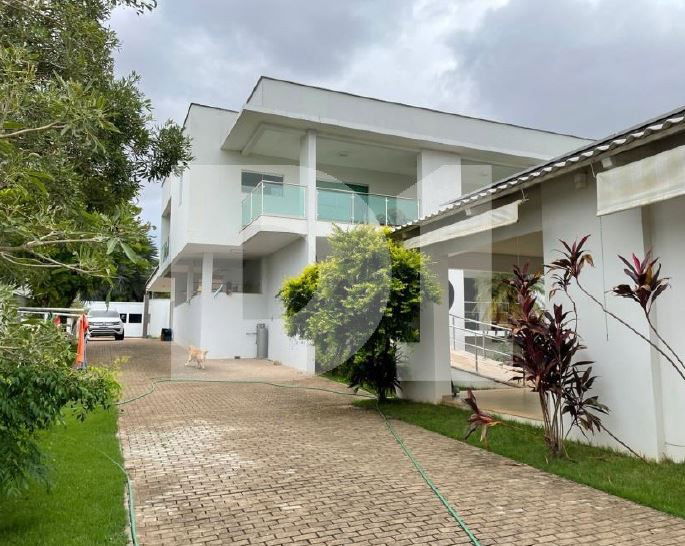 Casa em Loteamento Santa Mônica com 6 Quartos e 4 Vagas