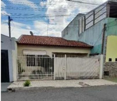 Casa com 3 dormitórios, 1 suíte, 135m² construídos, desocupada