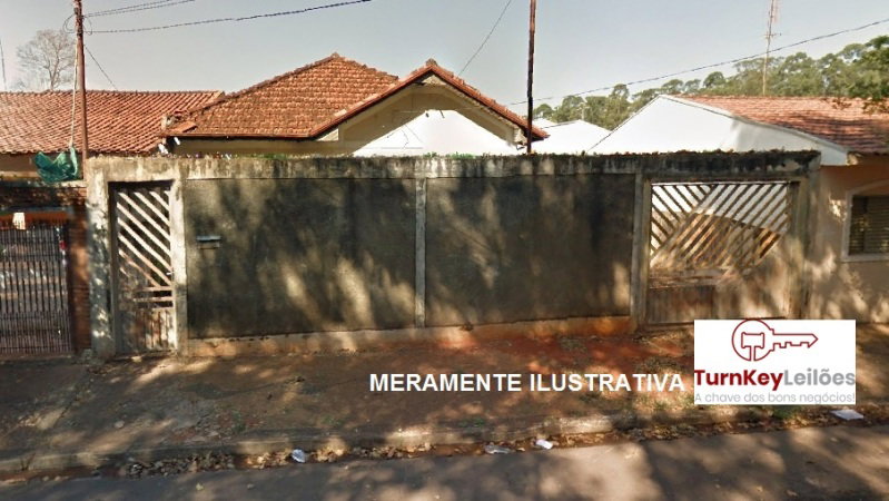 Casa com 2 dormitórios, 522,88m², desocupada e necessita reparos