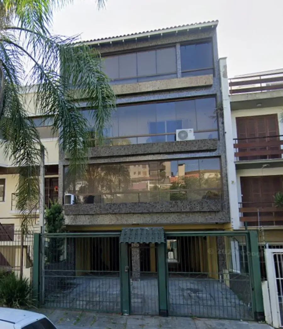 Prédio comercial com 5 unidades em Petrópolis, 300m² e 4 vagas
