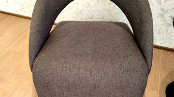 Apartamento decorado com poltrona avariada em uso