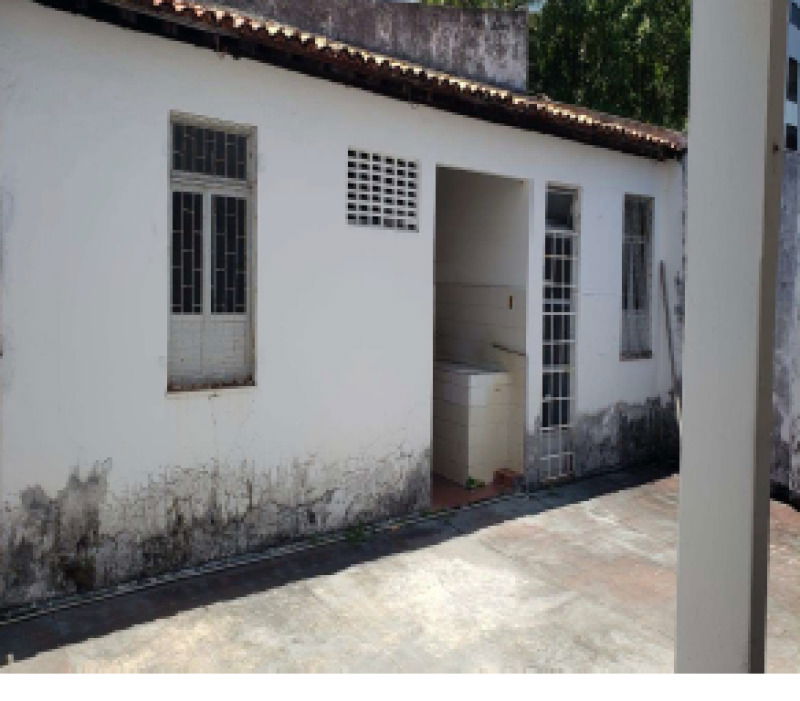 Imóvel Comercial na Avenida Beira Mar com 3 Salas e Jardim