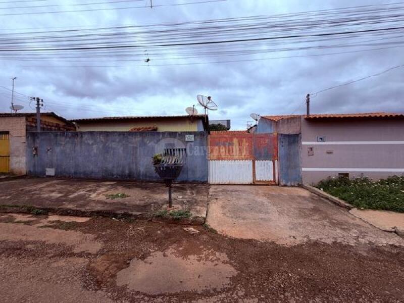 Casa com 2 quartos, 1 banheiro e 1 vaga de garagem