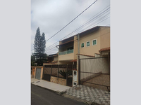 Casa ocupada com 268 m² construídos e 1 vaga de garagem