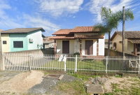 Casa com garagem e 70m² construídos em terreno de 336m²