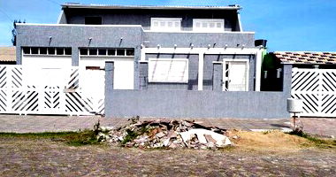 Casa padrão com 1 quarto, 3 banheiros, 1 vaga, ocupada