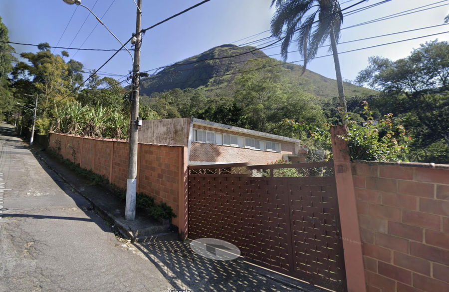 Prédio residencial com terreno amplo em Petrópolis, RJ
