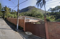 Prédio residencial com terreno amplo em Petrópolis, RJ