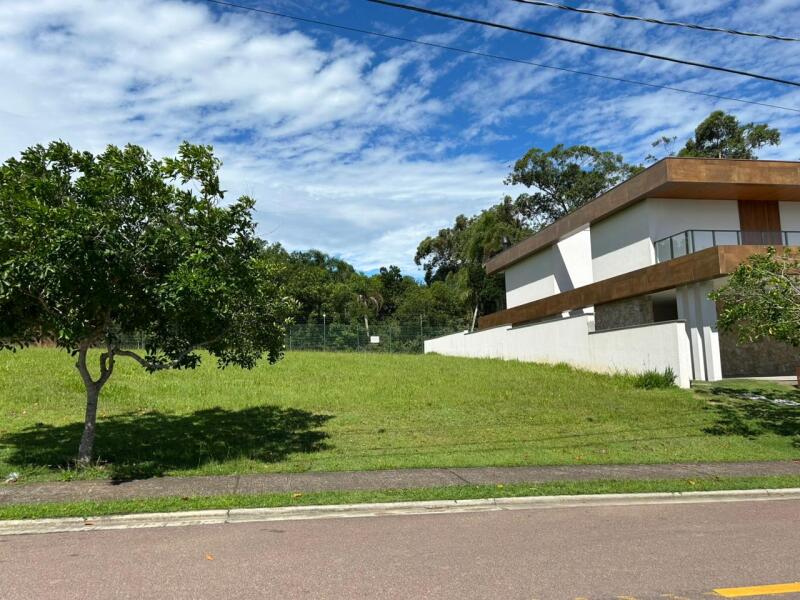 Terreno residencial com 604,23m² em condomínio fechado