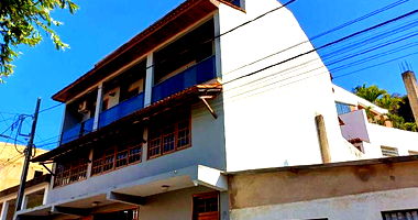 Terreno com galpão, mezaninos, apartamentos e terraço, 5 unidades