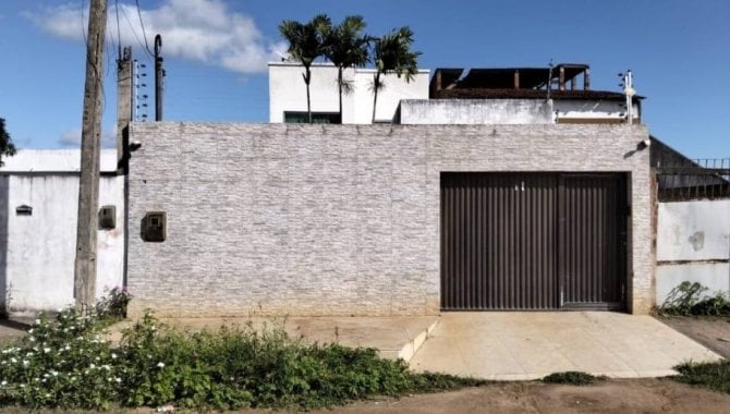 Casa com 3 quartos, 4 banheiros e 2 vagas de garagem