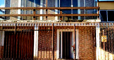 Casa ocupada com 1 vaga de garagem e 222 m² construída, ideal para investimento