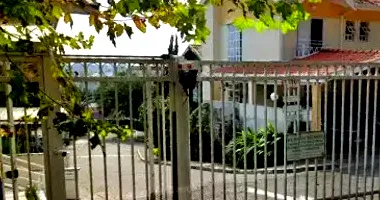 Sobrado com 3 quartos e 2 vagas em condomínio fechado