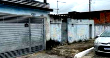 Terreno com 4 casas e salão comercial, área total 250m²